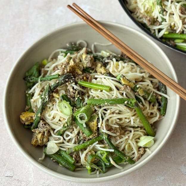 Noodles asiatici in padella veloce con asparagi e uova