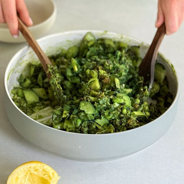 Salade de riz croustillante avec vinaigrette Green Goddess