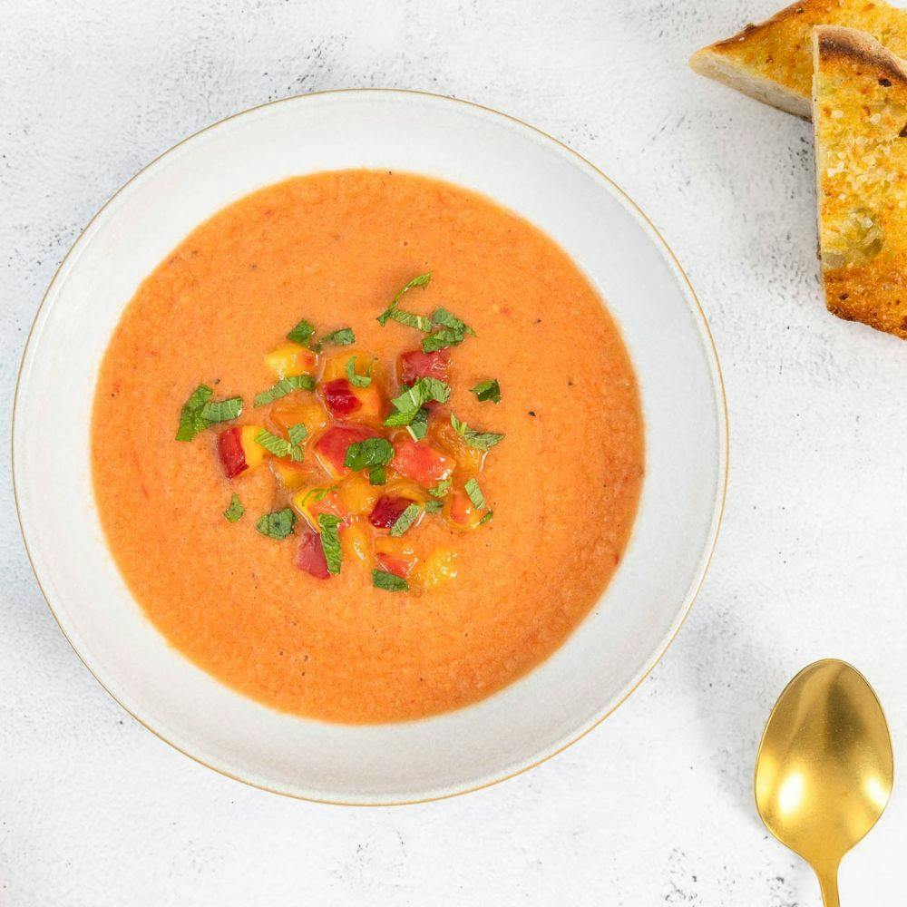 Gazpacho con pesche caramellate e aglio rosso 