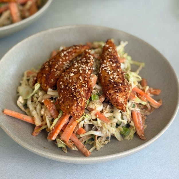 Insalata di pollo al sesamo ad alto contenuto proteico 