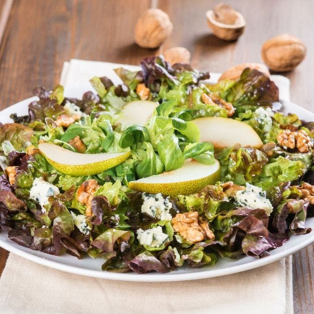 Salade de rampon au roquefort, poires et noix caramélisées