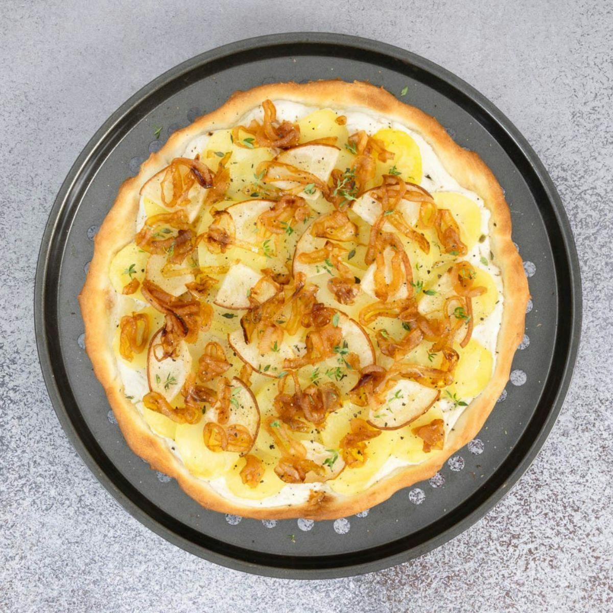 Pizza di patate con pere e cipolle caramellate 