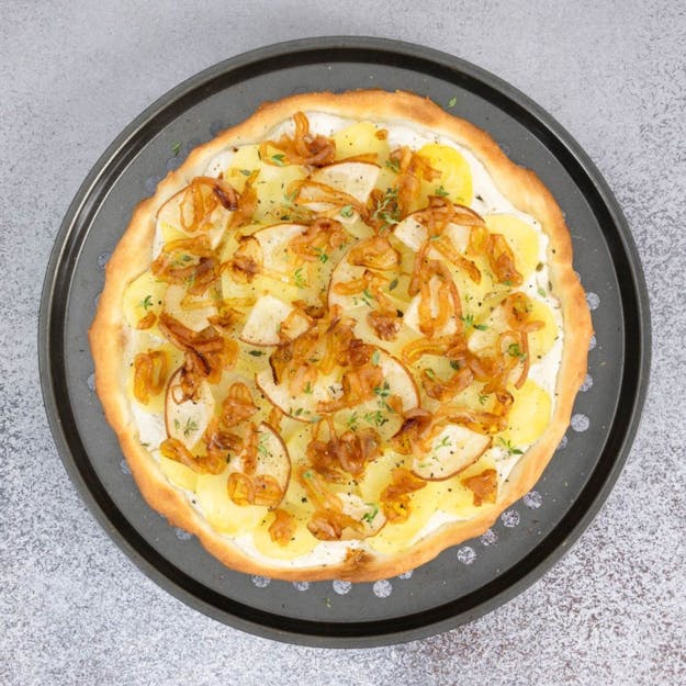 Kartoffelpizza mit Birne & karamellisierten Zwiebeln