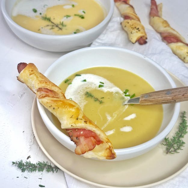 Cremige Kartoffelsuppe mit knuspriger Blätterteigstange