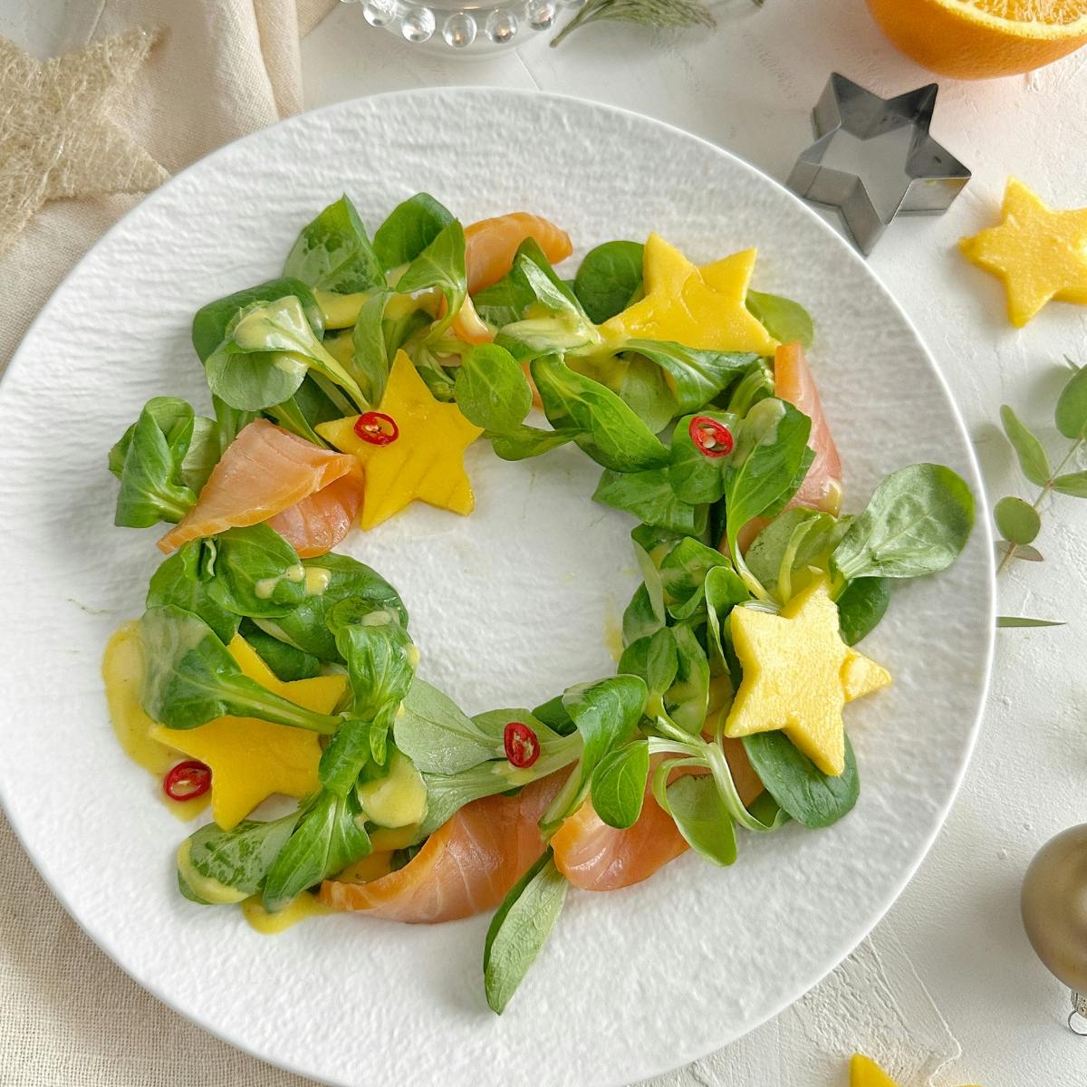 Songino con dressing al mango e salmone affumicato