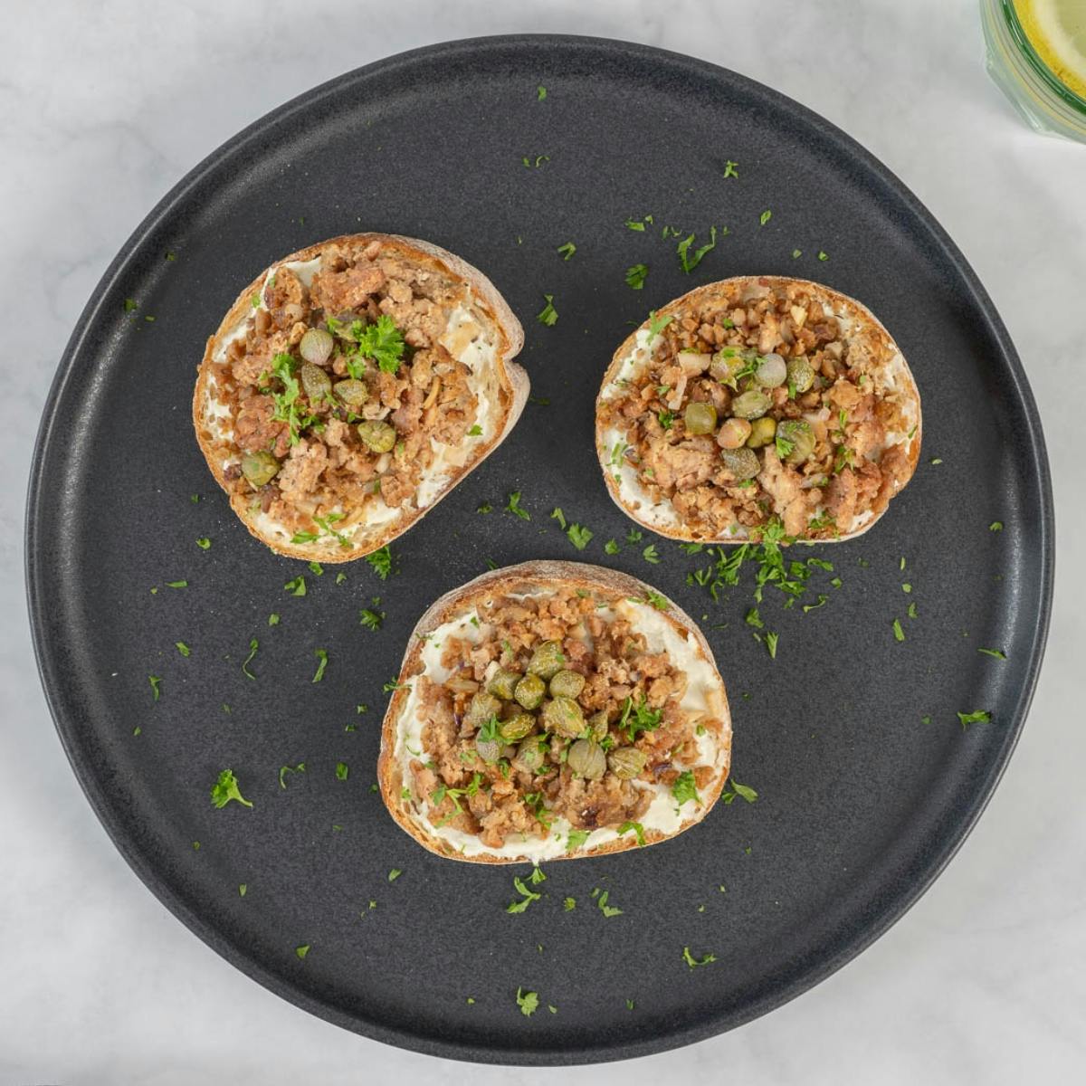 Crostini mit Frischkäse und würzigem Hack