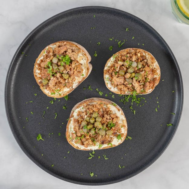 Crostini mit Frischkäse und würzigem Hack