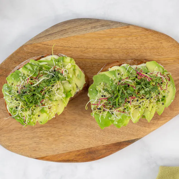 Toast à l'avocat et à l'aïoli 