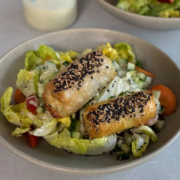 Schnelle High Protein Feta-Stangen mit Salat