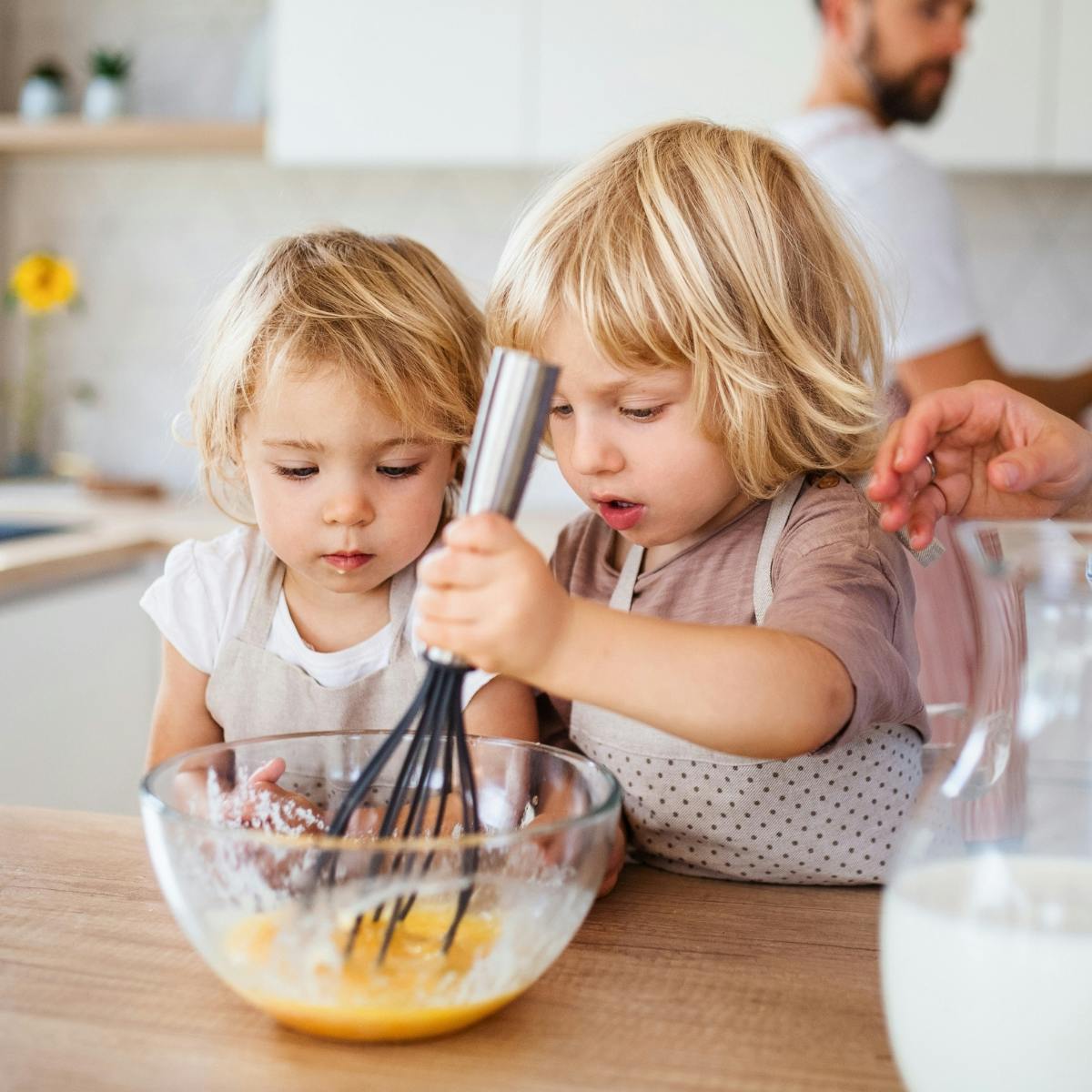 Kinder helfen bei der Ostervorbereitung