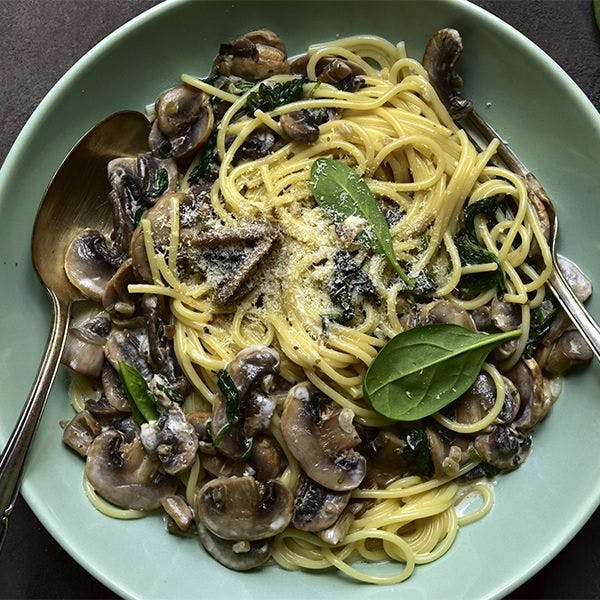 Pâtes aux champignons et aux épinards : recette végane