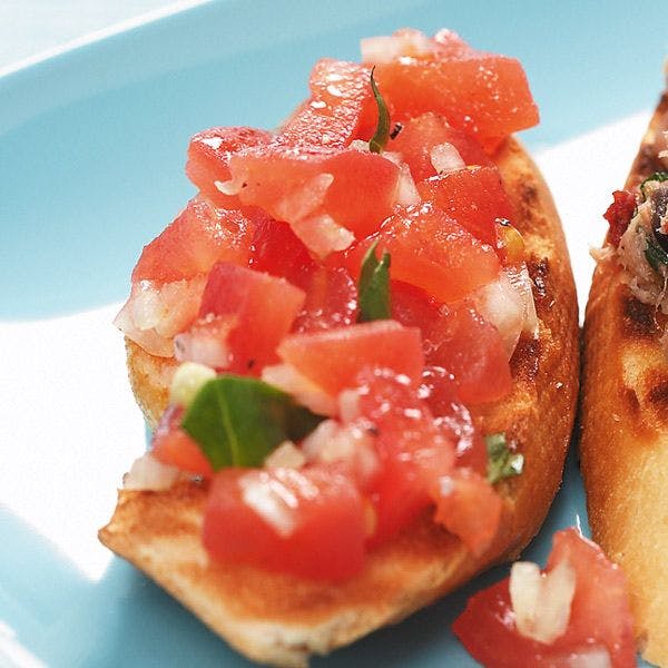 Crostinis aux tomates fraîches - une idée exquise pour l’apéritif