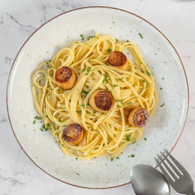 Linguine aux champignons et aux moules, à la sauce au vin blanc