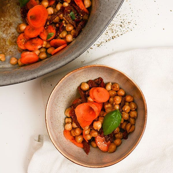 Kichererbsen Salat mit getrockneten Tomaten und Rüebli