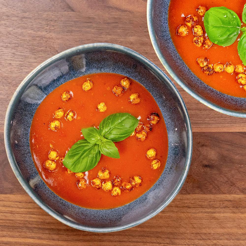 Tomaten-Suppe mit BBQ-Kichererbsen