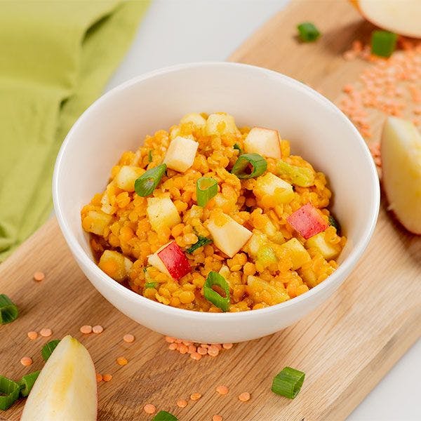 Insalata di lenticchie e mele con curry e cipollotti