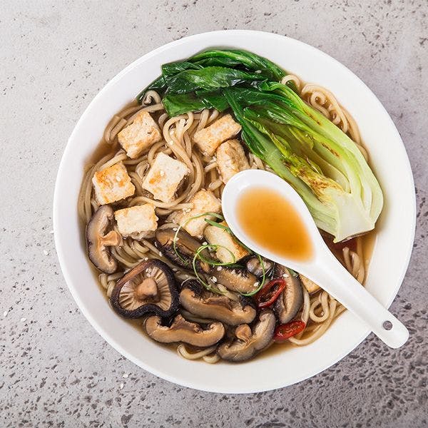 Miso ramen avec pak-choï et champignons