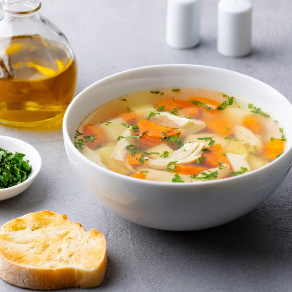Una deliziosa zuppa di verdure: un'opzione salutare per un pasto sano.