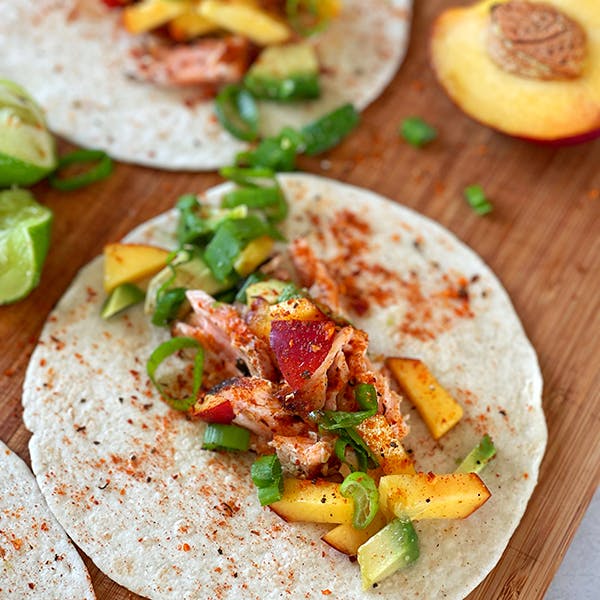 Pulled Lachs Wrap mit Pfirsich – 20 Minuten Rezept