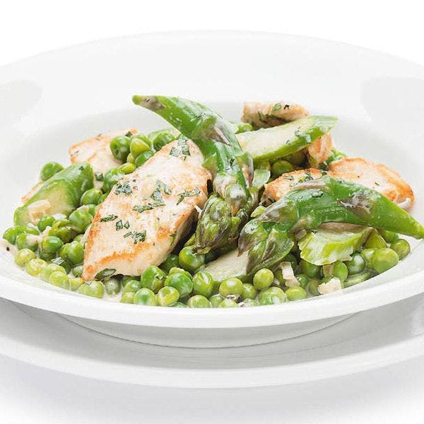 Striscioline di pollo con asparagi verdi e piselli