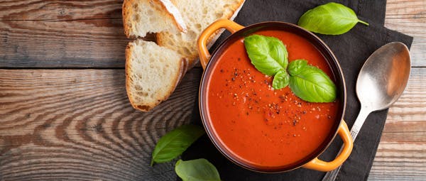 Una fresca prelibatezza primaverile: una zuppa di pomodoro leggera da gustare