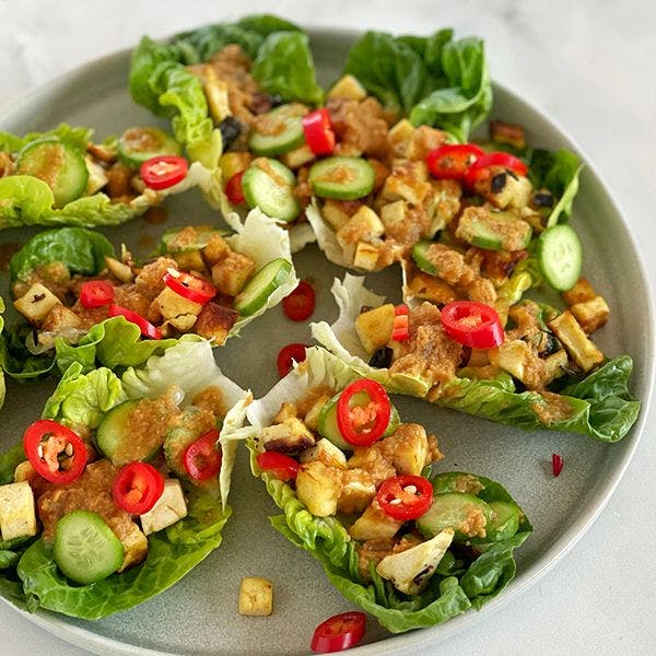 Vegane Salat Wraps mit Tofu & Erdnussbutter – blitzschnelles Rezept