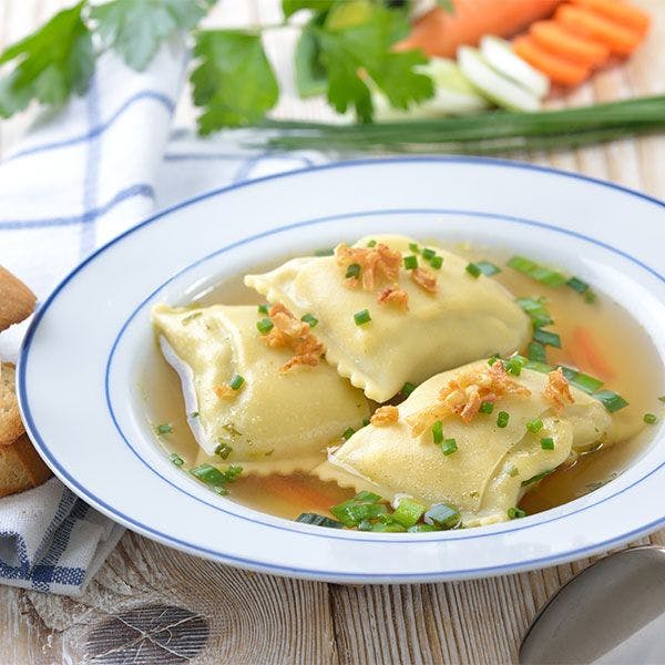 Zuppa a base di brodo mediterraneo con ravioli – ad effetto saziante.