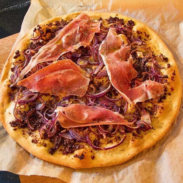 Pizza leggera - Ricetta con olive, cipolle e prosciutto di Parma