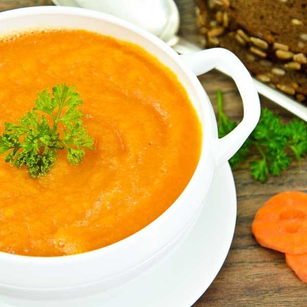 Zuppa di patate dolci, carote e curry per le giornate autunnali