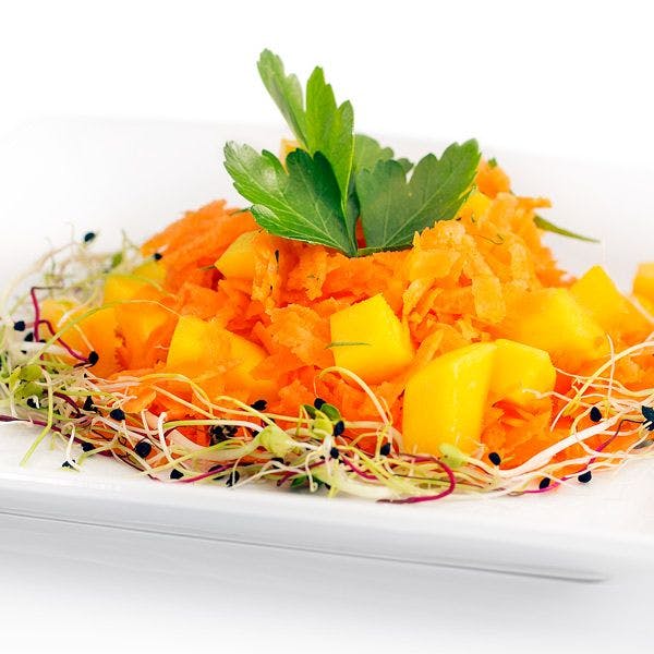 Insalata di carote leggera con dadini di mango fresco