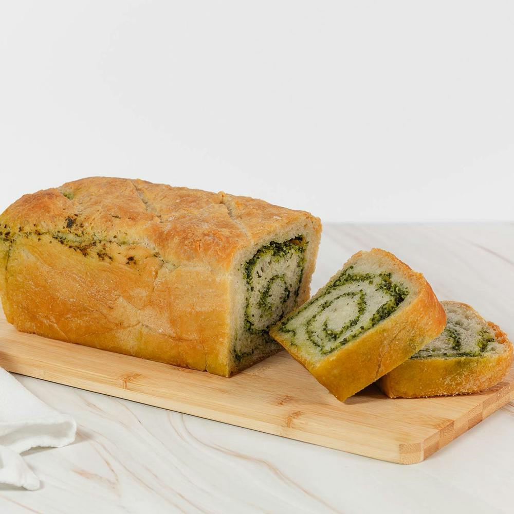 Rotolo di focaccia ripieno all’aglio orsino - Ricetta primaverile