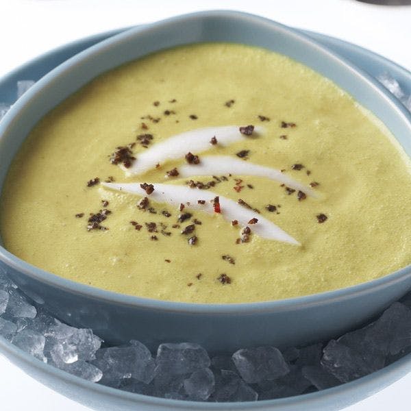 Ricetta rinfrescante di zuppa fredda al cocco e curry