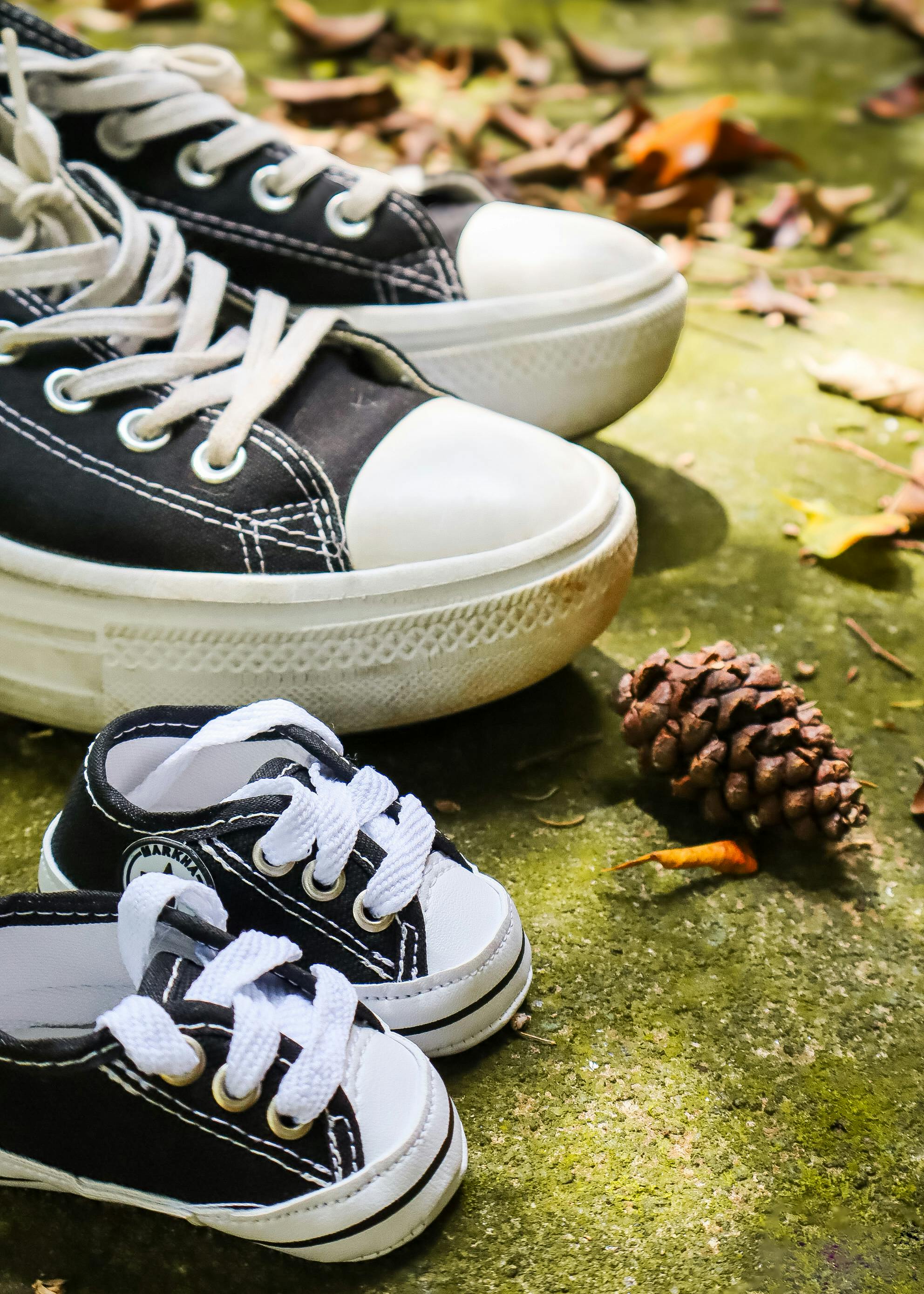 Tênis all stars de bebê ao lado dos tênis all stars da mãe