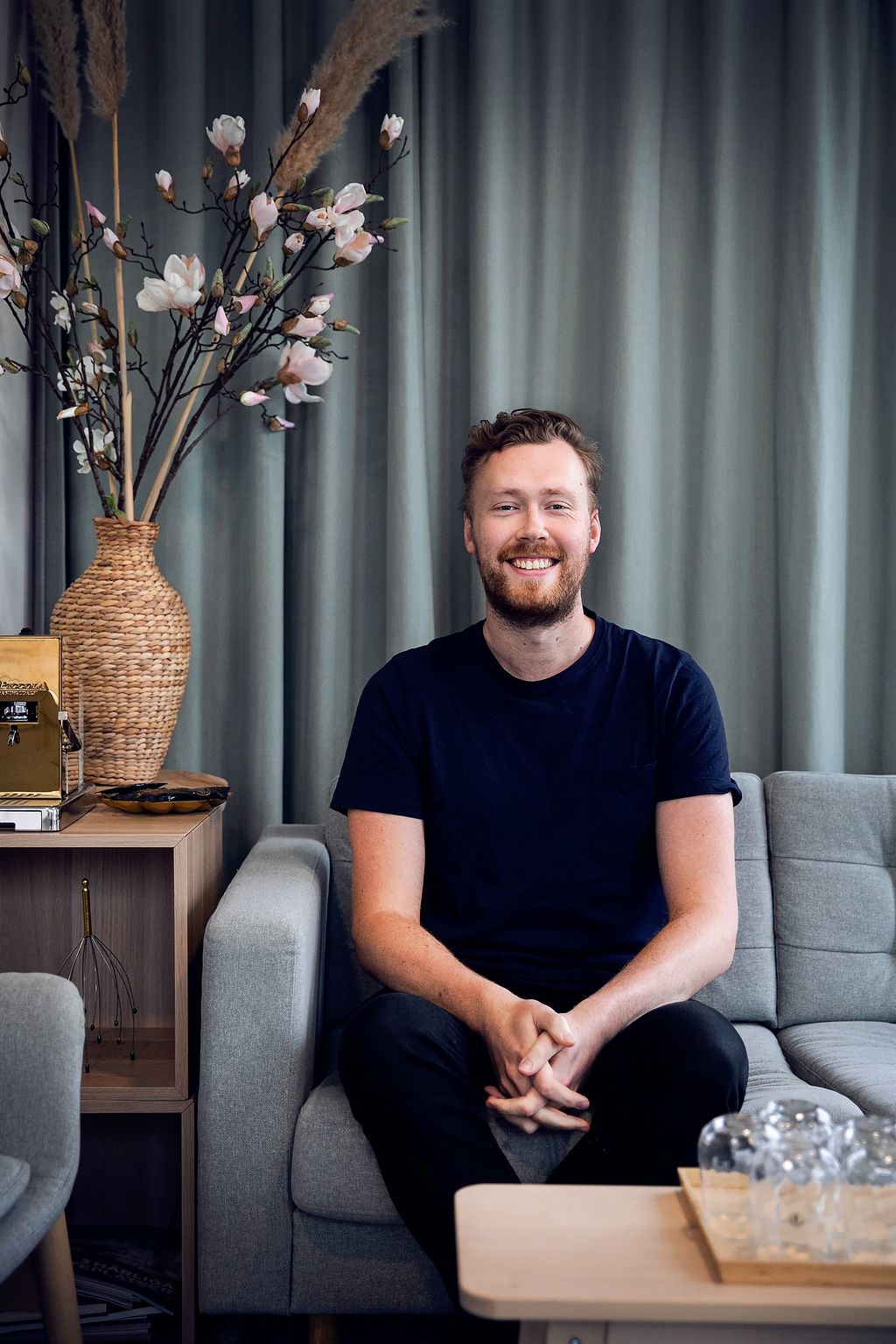 Naprapat sitter i soffa på kliniken