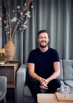 Naprapat sitter i soffa på kliniken