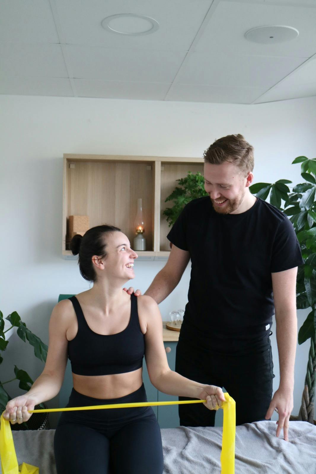 Naprapat fysioterapi kiropraktor träning med gummiband