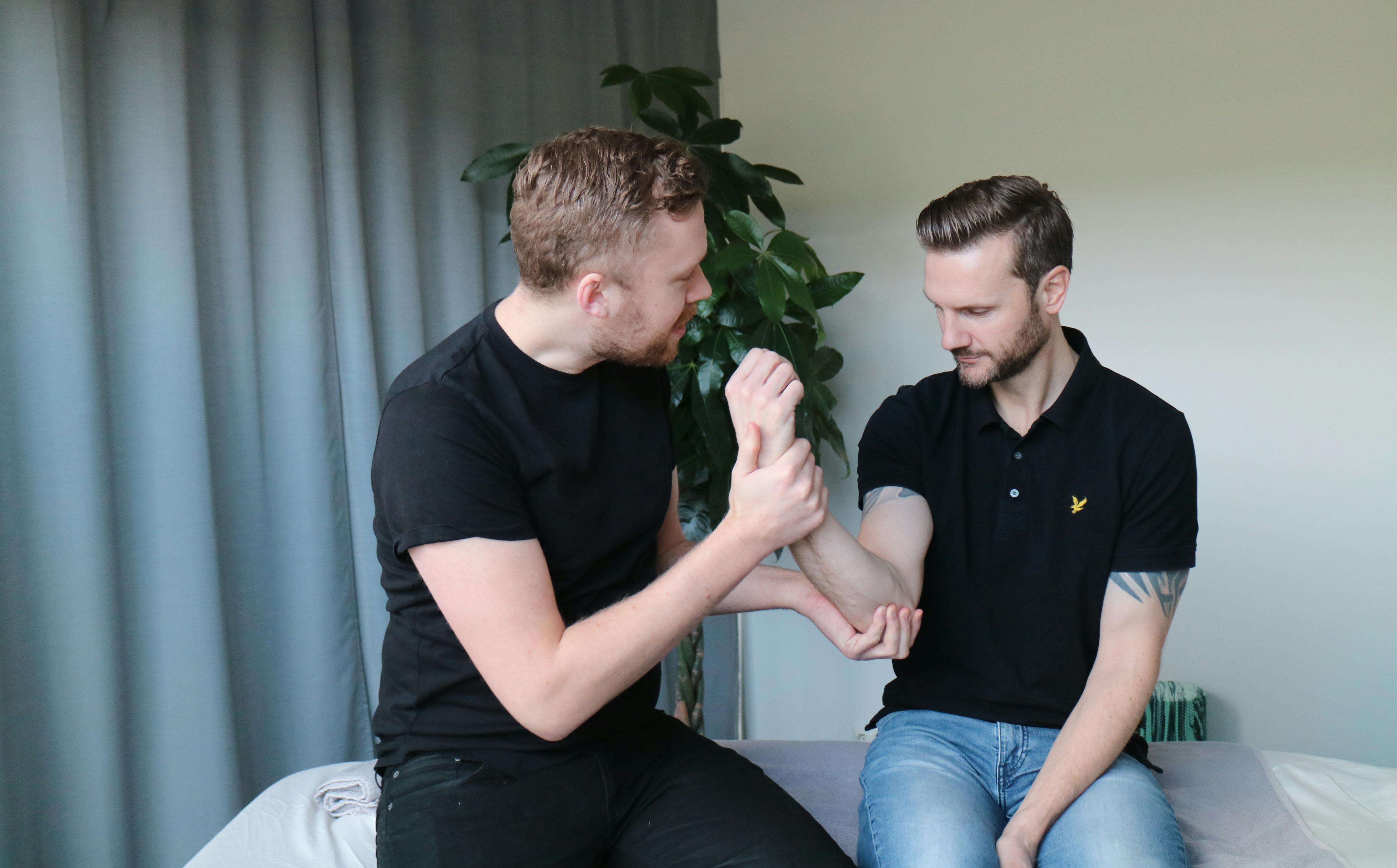 Naprapat behandlar golfspelare med screening och naprapati