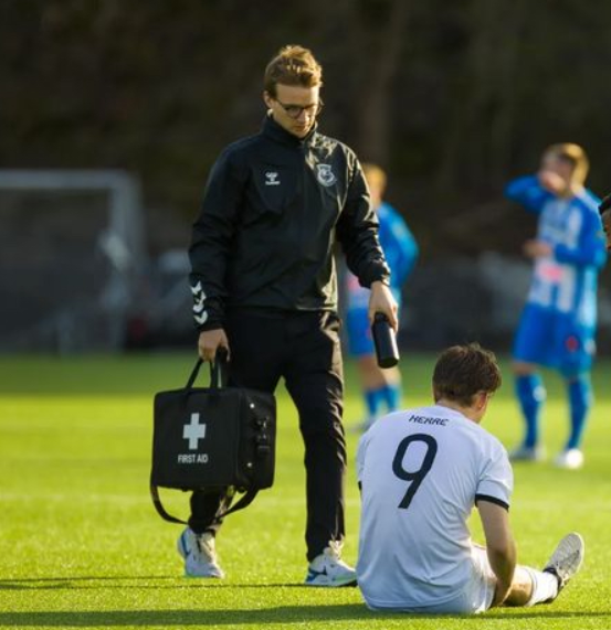 Naprapat springer in på fotbollsplan
