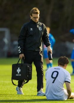 Naprapat springer in på fotbollsplan