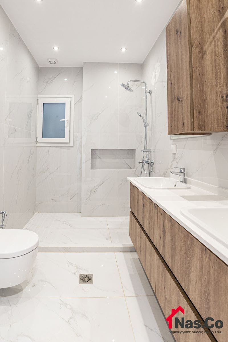 Ολική Ανακαίνιση Διαμερίσματος στην Νέα Σμύρνη Σεπτέμβριος 2023 λουτρό έπιπλο μπάνιου τουαλέτα καθρέπτης πλακάκια