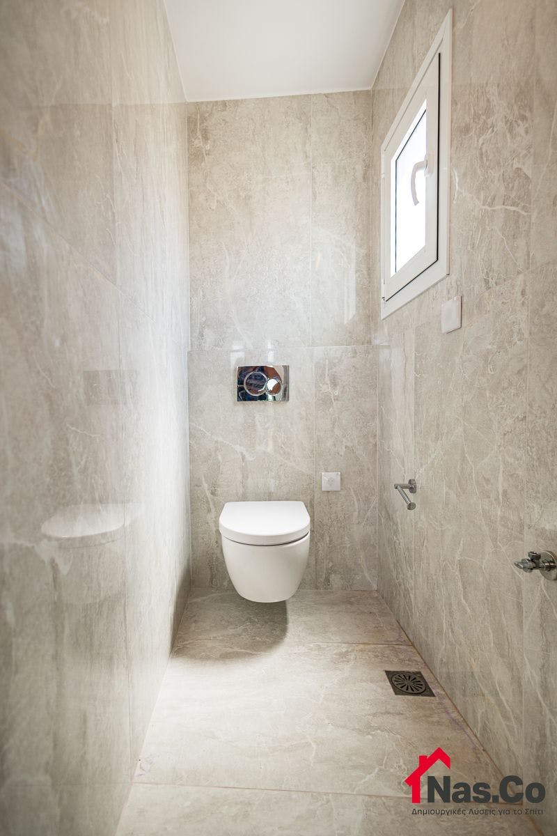 Ολική Ανακαίνιση Διαμερίσματος στην Νέα Σμύρνη Σεπτέμβριος 2023 λουτρό έπιπλο μπάνιου τουαλέτα καθρέπτης πλακάκια