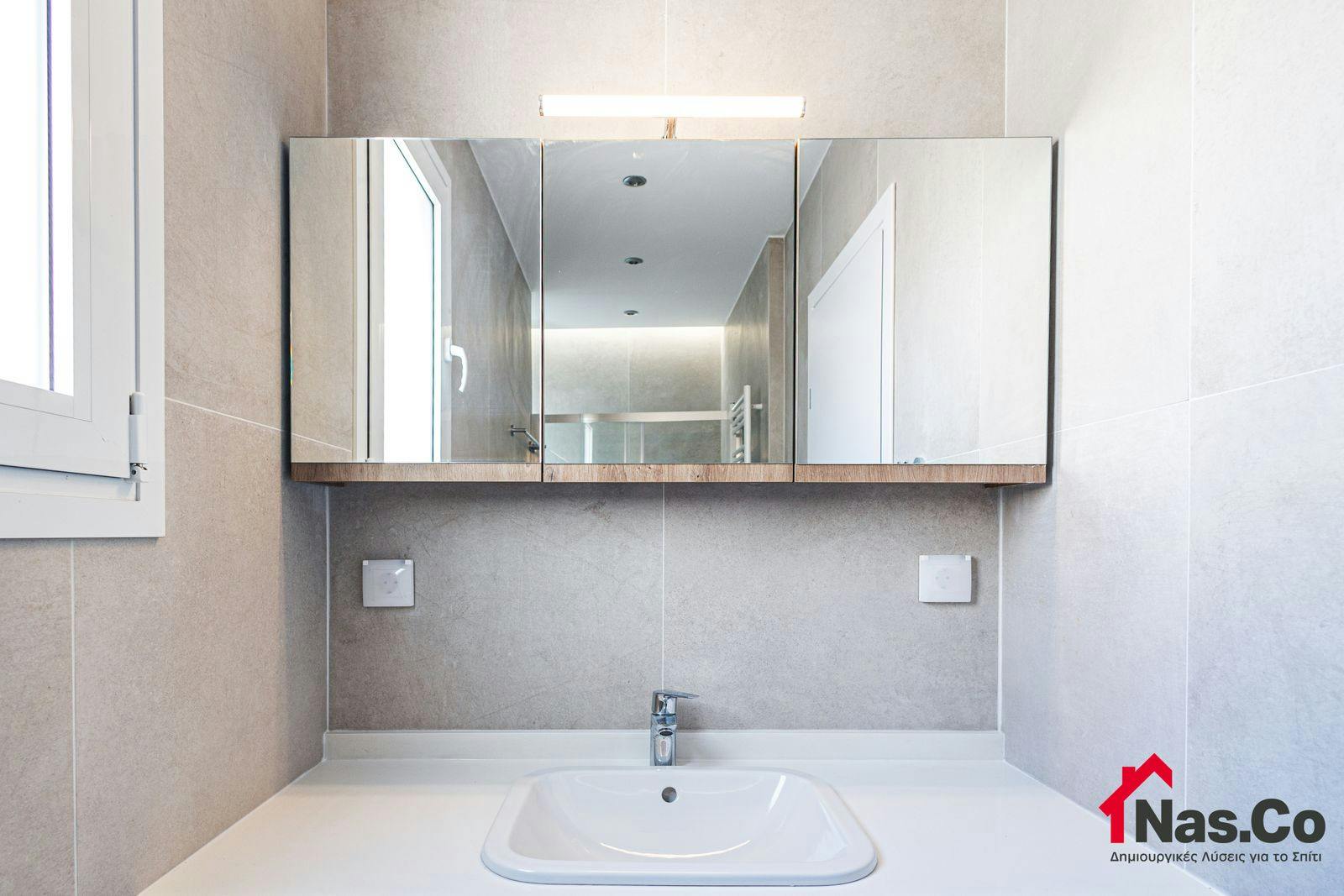 Ολική Ανακαίνιση Διαμερίσματος στην Νέα Σμύρνη Σεπτέμβριος 2023 λουτρό έπιπλο μπάνιου τουαλέτα καθρέπτης πλακάκια