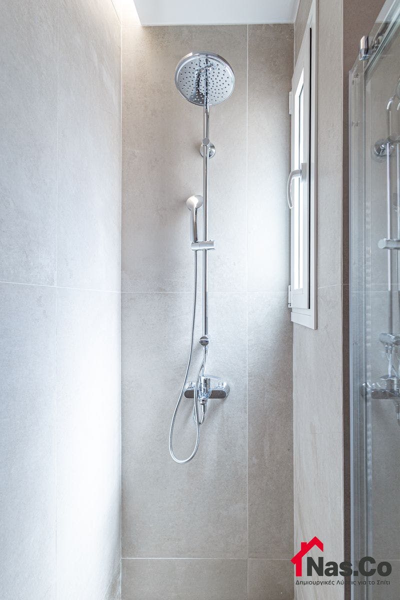 Ολική Ανακαίνιση Διαμερίσματος στην Νέα Σμύρνη Σεπτέμβριος 2023 λουτρό έπιπλο μπάνιου τουαλέτα καθρέπτης πλακάκια