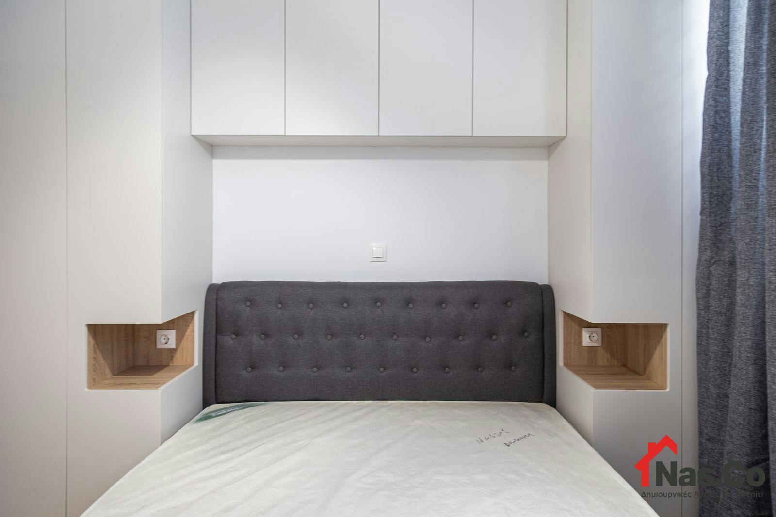 Ολική Ανακαίνιση Διαμερίσματος στο Παγκράτι Ιούλιος 2022 ντουλάπα με ράφια σε υπνοδωμάτιο εξοικονόμηση χώρου