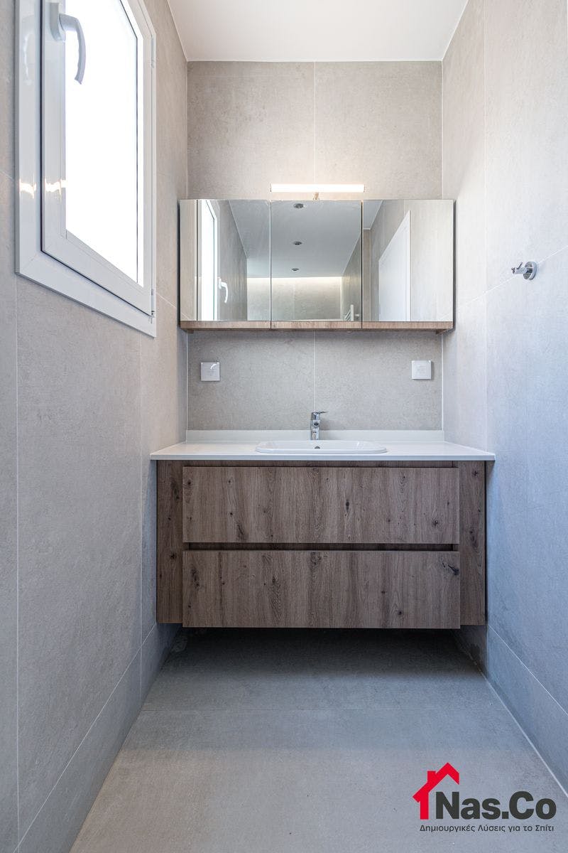 Ολική Ανακαίνιση Διαμερίσματος στην Νέα Σμύρνη Σεπτέμβριος 2023 λουτρό έπιπλο μπάνιου τουαλέτα καθρέπτης πλακάκια