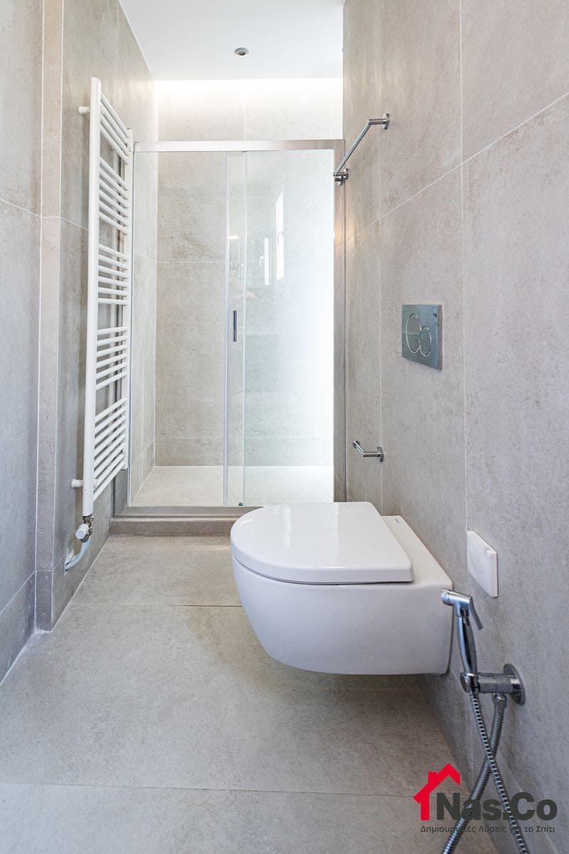 Ολική Ανακαίνιση Διαμερίσματος στην Νέα Σμύρνη Σεπτέμβριος 2023 λουτρό έπιπλο μπάνιου τουαλέτα καθρέπτης πλακάκια