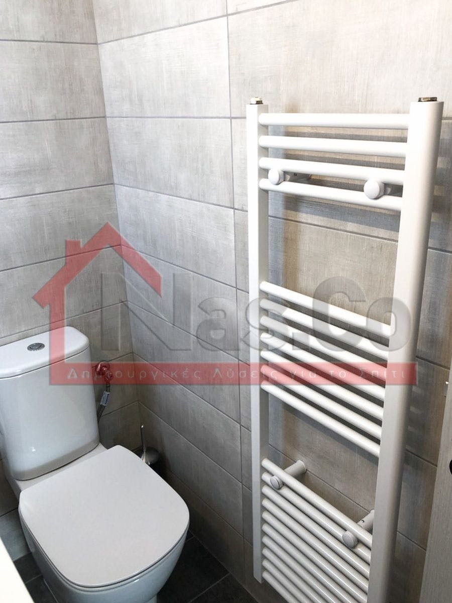 Προχωρήσαμε με προμήθεια και τοποθέτηση πλακιδίων σε όλο το δάπεδο εσωτερικά.