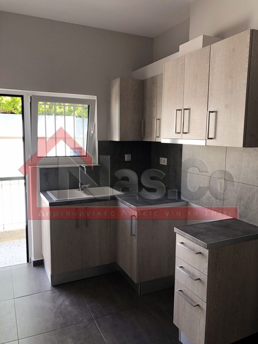 Προχωρήσαμε με προμήθεια και τοποθέτηση πλακιδίων σε όλο το δάπεδο εσωτερικά.