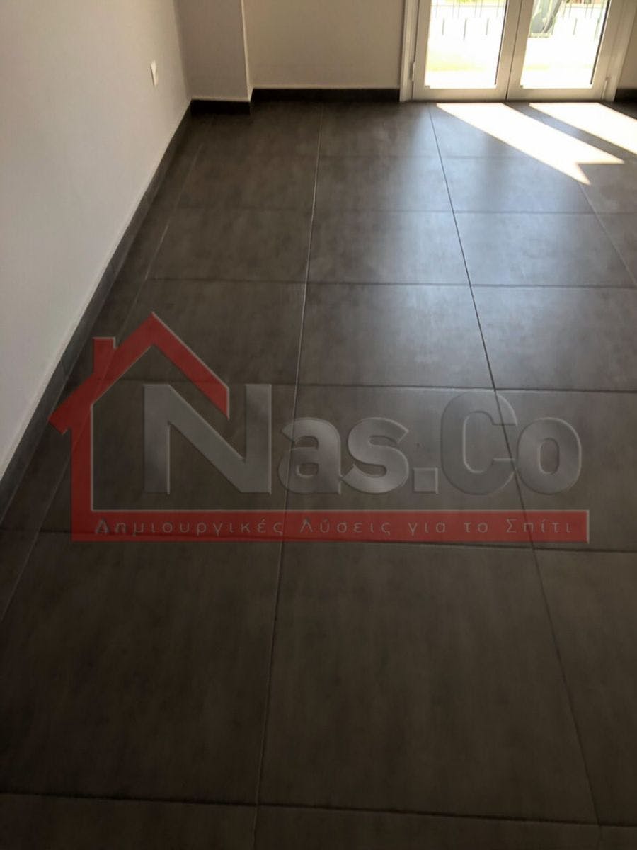 Προχωρήσαμε με προμήθεια και τοποθέτηση πλακιδίων σε όλο το δάπεδο εσωτερικά.