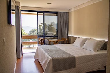 Casal - Aconchego ideal para momentos românticos a dois. Você pode escolher entre vistas para a piscina, o lago ou a Mata Atlântica.